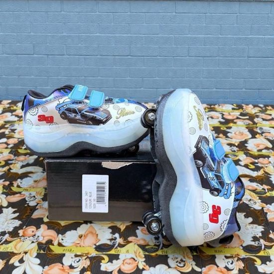 صورة سكيت شوز أطفال بطابع سباق